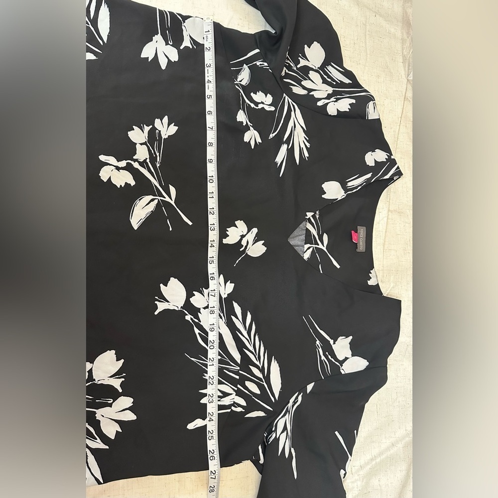 Vince Camuto Black and White Floral Blouse 🖤🖤 - Picture 2 of 16